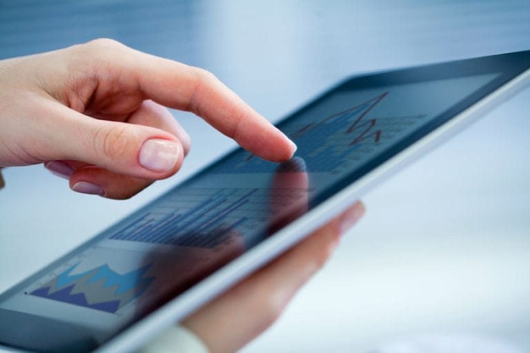 Person nutzt Tablet für Datenanalyse.